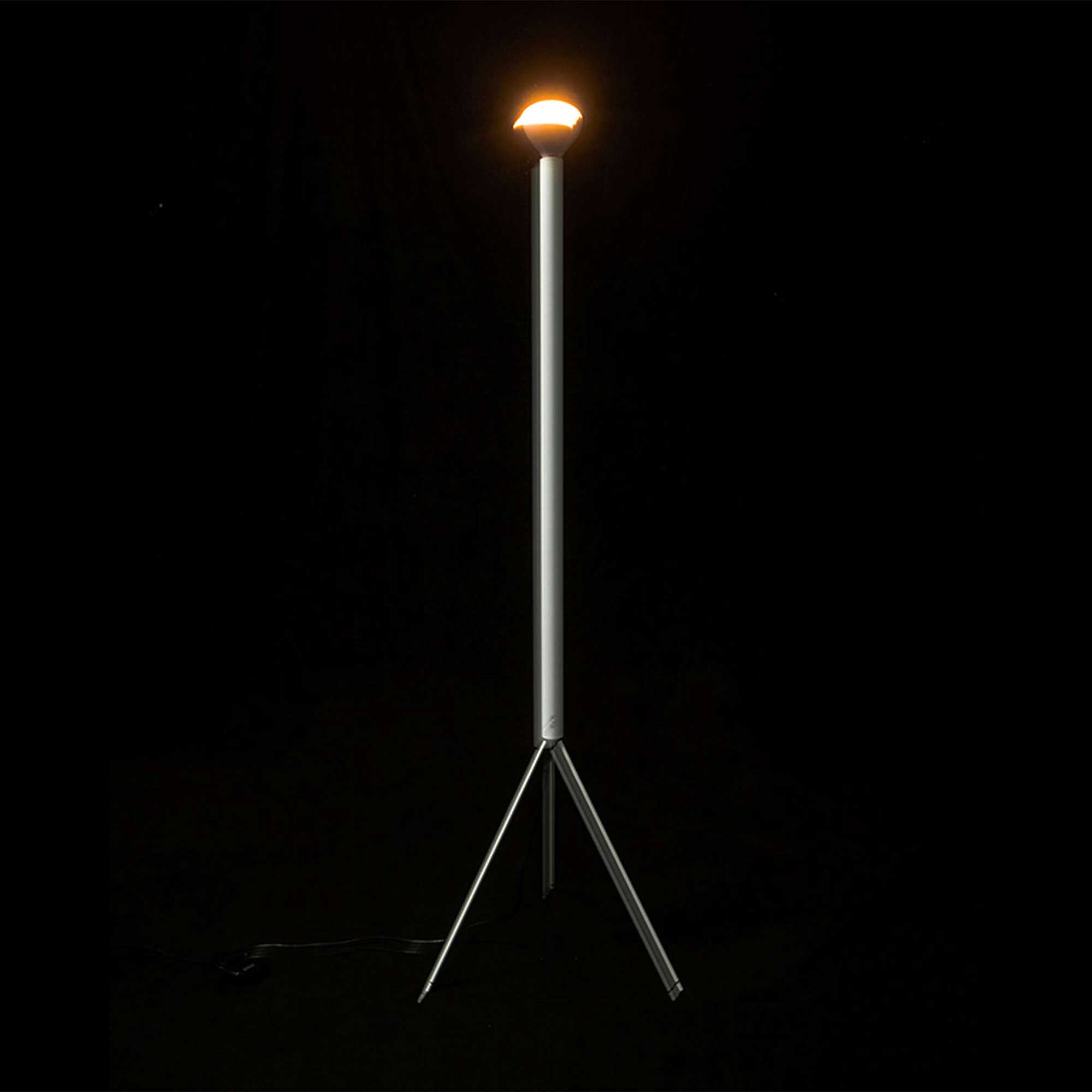 Flos Luminator E27 ikonická stojací lampa